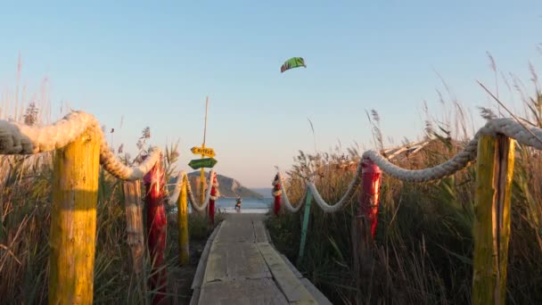Kite Surfen Slowmotion Zand Strand Man Met Zijn Kitesurfen — Stockvideo