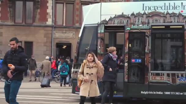 Mensen Lopen Van Tram Amsterdam Oude Stad Tram Zit Tof — Stockvideo