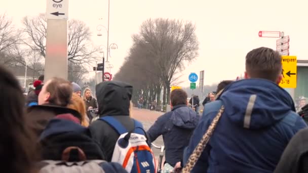 암스테르담 네덜란드에서 페리에서 사람들 센트럴 역에서 — 비디오