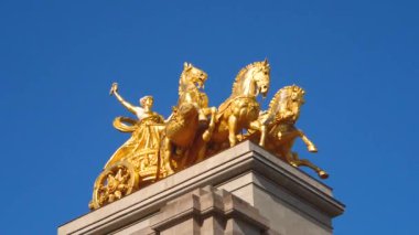 Çeşme Kalesi Park Barcelona üstüne inanılmaz heykel