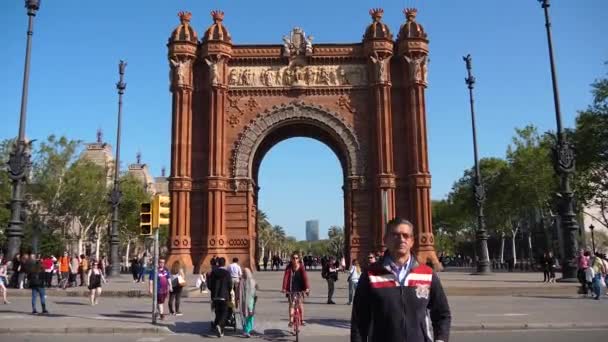 Een Van Beste Attracties Barcelona Spanje Toeristen Lopen Onder Triumphal — Stockvideo