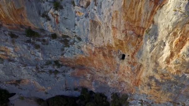 Съемки Воздуха Большой Красной Горы Маленькой Пещеры Дикой Природе — стоковое видео