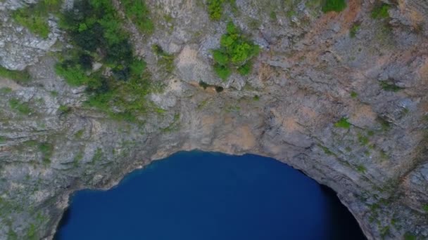 Letecké Záběry Úžasné Modré Jezero Červené Skály — Stock video