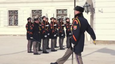 Grassalkovich Palace, Başkanlık Sarayı olarak da bilinir, Hodovo kare, Old Town ve ana tren istasyonu arasında yer alır. Yürüyerek çok iyi erişilebilir.