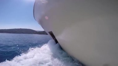 Sürüş yat ve tekne okyanus eğmeyi sıçramasına ileri hareket ağır çekim görüntüleri.