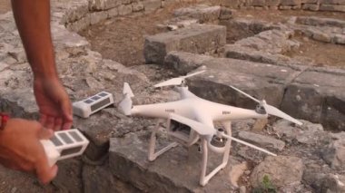 Pil ile DJI indeks işlem Phantom 4 Pro dronun değiştirme ve yeni uçuş için hazırlanıyor.