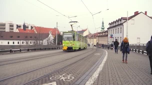 Images Tramway Passant Dans Rue Personnes Marchant Bratislava Slovaquie — Video