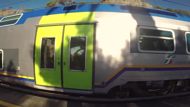 Поезд Отправляется Риомаджоре Cinque Terre Италии Локомотив Tran Italia — стоковое видео