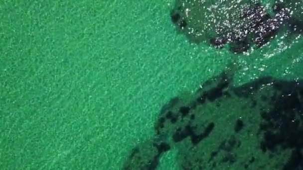 Imágenes Aéreas Del Océano Cristalino Volando Sobre Océano — Vídeos de Stock