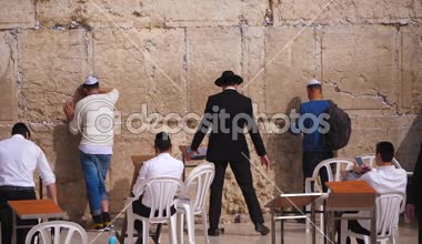 Western Wall Kudüs, İsrail, dua insanlar. Ağır çekim.