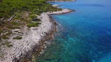 Havadan görüntüleri, turkuaz mavi okyanus ve temiz sahil üzerinde uçan. Dünya ve deniz keşfetmek.