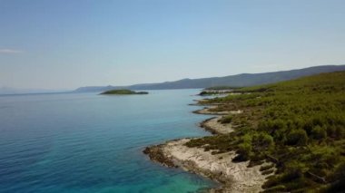 Drone görüntüleri. Temiz Sahili ve harika mavi deniz üzerinde uçan. Ufuk havadan görünümü.