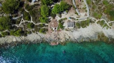 Deniz tarafında kamp için güzel bir yer. Ada deniz kenarında kamp ücreti.