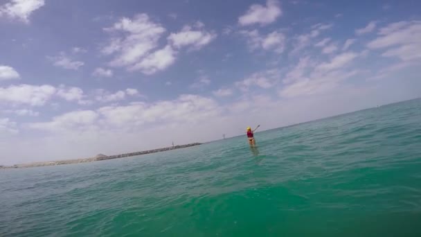 Feminino Aprendendo Usar Mosca Bordo Esqui Jato Água Dubai Viagem — Vídeo de Stock