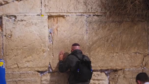 Man Praying Western Wall Slow Motion — Stock Video