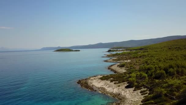Images de drones. Survoler une côte propre et une mer bleue incroyable. Vue aérienne de l'horizon .