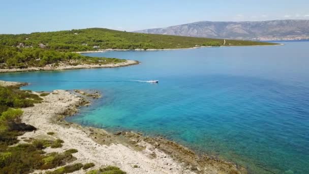 Hastighet Båt Börjar Köra Utsikt Över Rock Shore Och Blå — Stockvideo