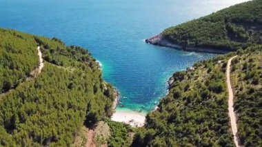 Güzel derin defne ve mavi deniz hava görüntüleri.