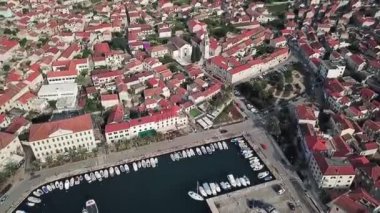 Hırvatistan Island Korcula şehir Vela Luka yukarıda uçan.
