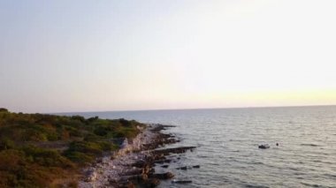 Drone görüntüleri. Rock ve mavi deniz üzerinde uçan. Deniz ufuk görünümünü.