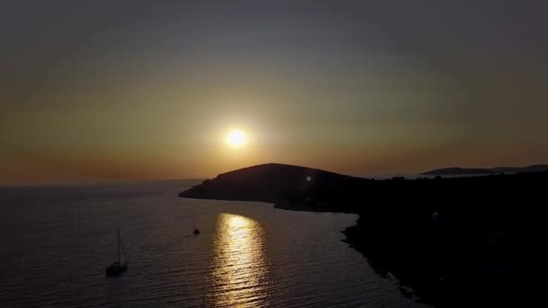 Luftaufnahmen Vom Sonnenuntergang Sonnenuntergang Hinter Der Insel Segelboote Der Bucht — Stockvideo