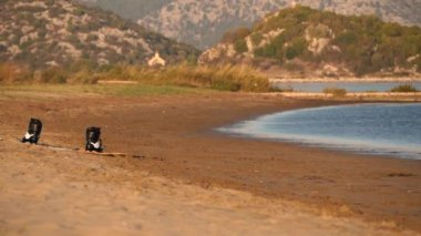 Boş kum plaj uçurtma gemide yalnız. Görünümü chill.
