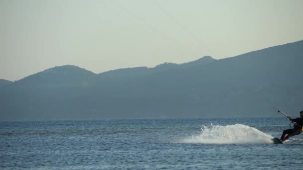 Κοντινό Πλάνο Του Kite Surfer Επιβίβαση Αργή Κίνηση — Αρχείο Βίντεο