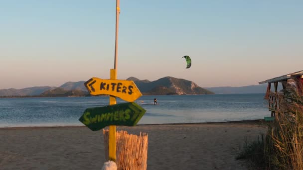 Nyáron Homokos Strand Kite Surfer Háttérben Szörfözés Ban Lassú Mozgás — Stock videók