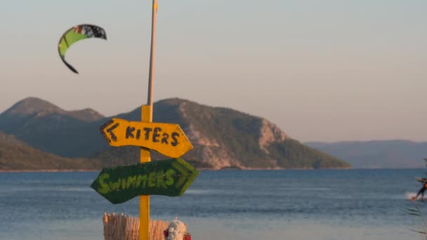 Kite Szörfös Szörfözés Tengeren Homokos Strand Lassítva Beach Jel Mutat — Stock videók