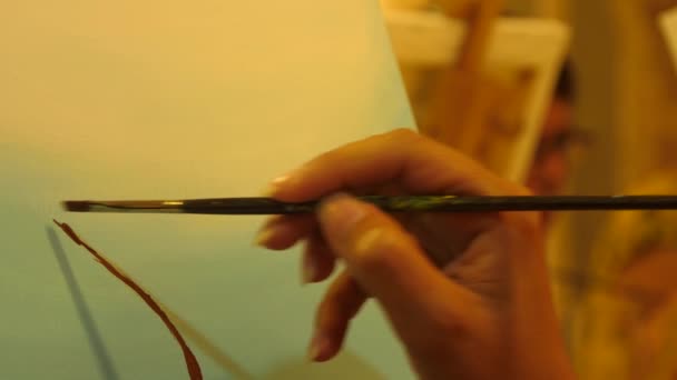 Frauenhand Mit Pinsel Macht Kunst Auf Leinwand — Stockvideo