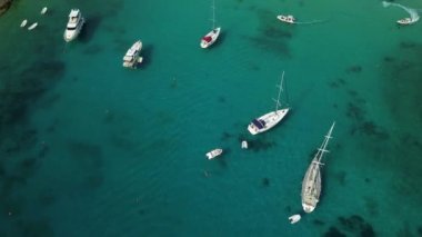 Bay Palmizana Adası Hırvatistan'çapa, yelken ve motorlu tekneler.