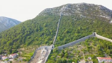Hava dron görüntüleri eski savunma duvar küçük kasabada Ston Güney Dalmaçya, Hırvatistan.