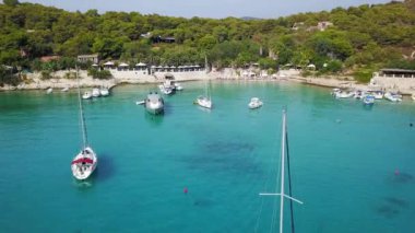 Bay Hırvatistan Palmizana Adası üzerinde çapa, Yelkenli tekne. Adriyatik Denizi havadan görüntüleri.