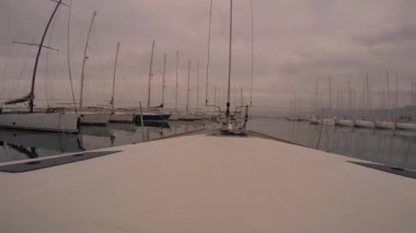Beyaz tekne bırakarak marina. Zaman atlamalı görüntüleri.
