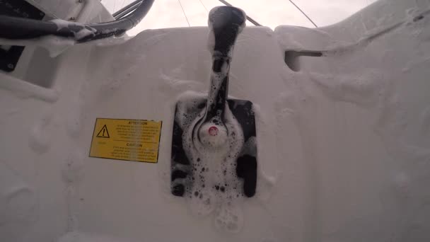 Man Spoelen Cockpit Van Zeilboot Jachthaven Met Water Dek Baan — Stockvideo