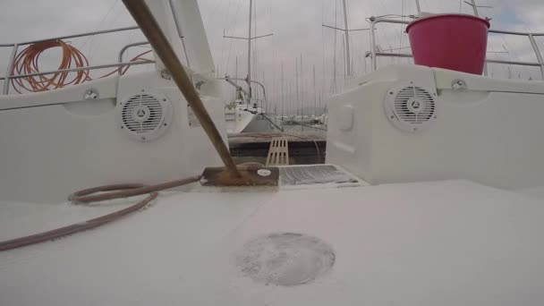 マリーナでのセーリング ボートを洗います 海洋汚染が海に廃棄物します — ストック動画