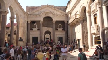 Diocletianus Sarayı Split, Hırvatistan peristilli zevk turist hızlandırılmış.