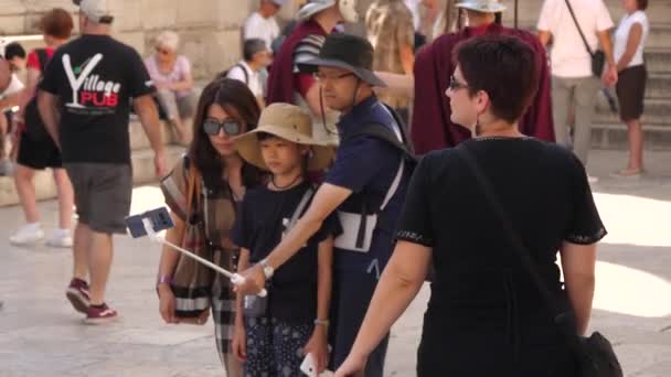 Famille Asiatique Prenant Selfie Avec Téléphone Portable Péristyle Split Croatie — Video