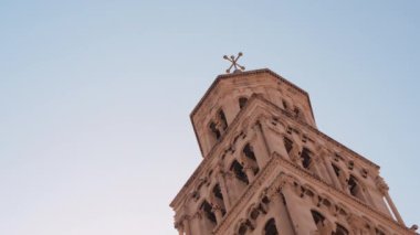 Katedrali, Saint 7 yy fırsatta kutsanan Domnius, özgün yapısı içinde bir kullanıma dünyanın en eski Katolik Katedrali olarak kabul edilir,