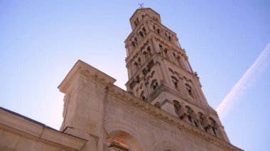 Cathedral St. Domnius bir kilisenin çan kulesi ile Roma İmparatorluk bir Türbesi oluşan bir kompleks olduğunu.
