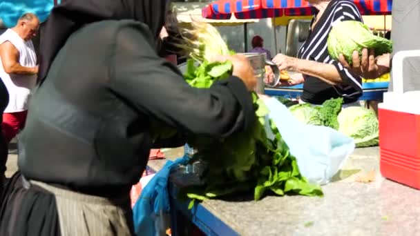 Παλιά Θηλυκό Πώλησης Της Βιολογικά Λαχανικά Στο Market Place — Αρχείο Βίντεο