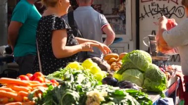 Pazar yeri, başka bir kişiye kendi organik sebze satan kadın.