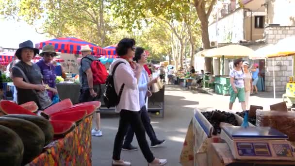 クロアチア スプリトのスローモーションで果物と野菜の市場場所で歩く人 — ストック動画