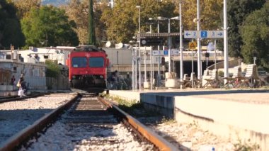 Split, Hırvatistan tren istasyonunda ağır çekimde kırmızı yolcu treni giren bir kadın. Sıcak yaz günü.