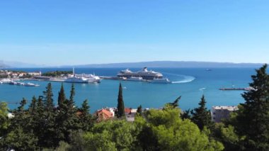 Split, Hırvatistan'da liman, girme feribot liman Ferry Marjan tepeden görüntülemek.