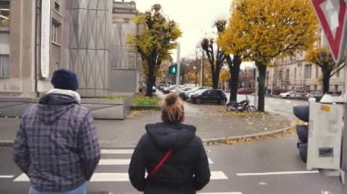 İki arkadaş zebra ağır çekimde geçiş uzak kameradan, Strazburg kent waling.