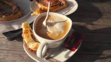 Günaydın rutin kahve evinde. Kahve yavaş karıştırma.