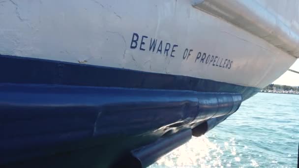 Vorsicht Schild Heck Des Bootes Reflexion Der Sonne Meer — Stockvideo