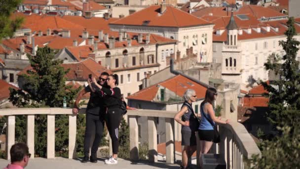 Mladý Pár Pořizování Selfie Jejich Mobilní Telefon Kopci Marjan Krásném — Stock video