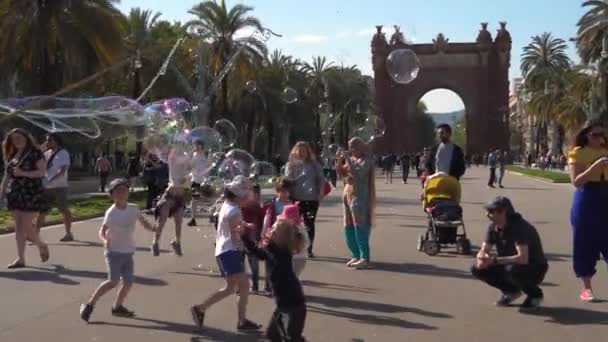 Bambini Che Giocano Davanti Triumph Gate Barcellona Spagna Video Rallentatore — Video Stock